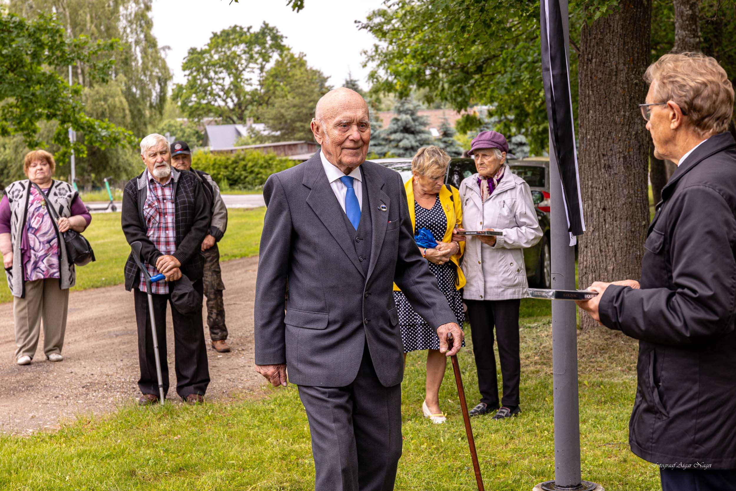Ado Tammemägi juuniküüditamise ohvrite mälestamise aastapäeval 2024. aastal Võru raudteejaamas, mil jagati ka mälestusmedaleid. Foto: AIGAR NAGEL
